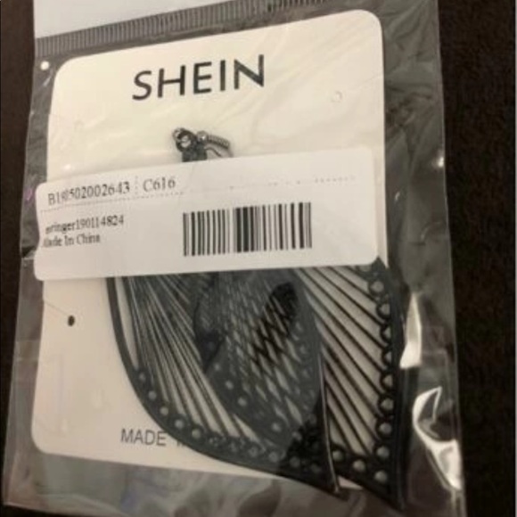 Leaf Shaped Hollow Drop Earrings - Picture 3 of 3